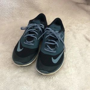 WOMENS SIZE 6 NIKE ATHLETIC SHOES